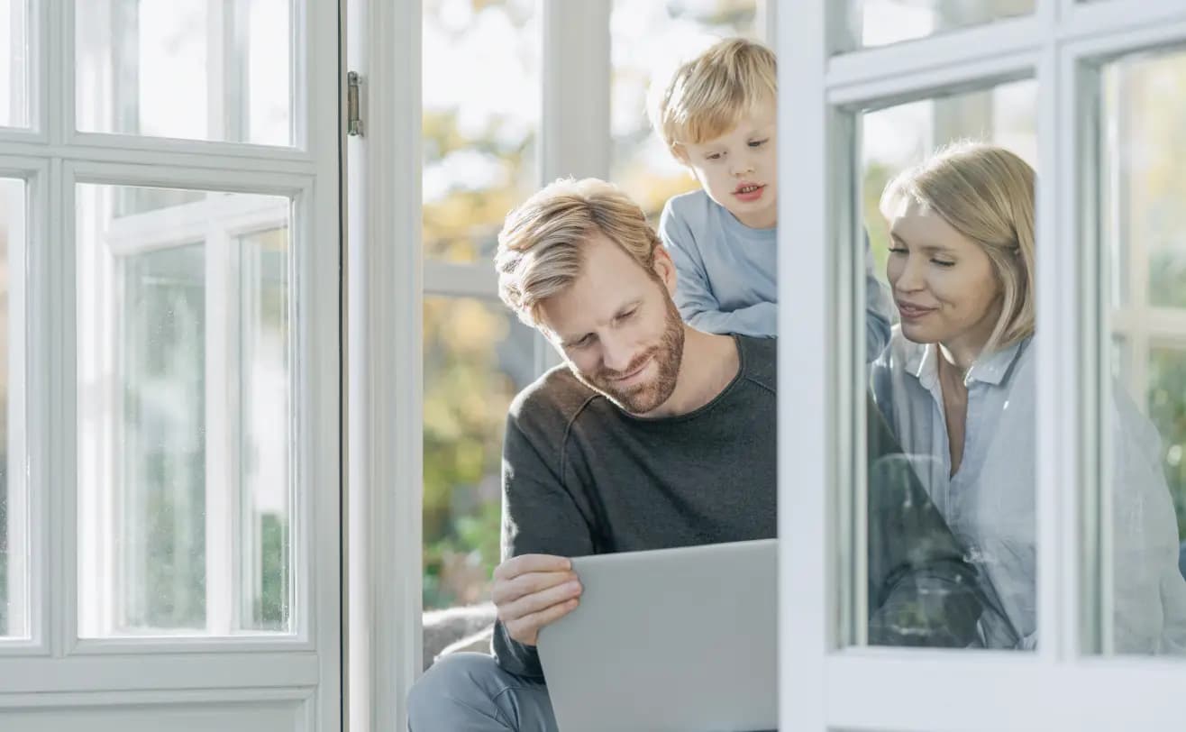 Step 4: Sende deinen Beitrag ein und sichere dir die Chance auf einen unserer Preise! Vergiss nicht, deinen Beitrag zu teilen, um mehr Likes zu sammeln. Der Beitrag mit den meisten Likes gewinnt – also teile deinen Beitrag mit Freunden und Familie, um deine Chancen zu erhöhen! Sollten mehrere Beiträge die gleiche Anzahl an Likes haben, entscheidet das Los.